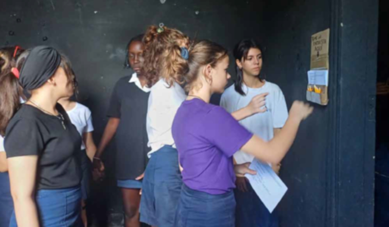 Participantes tomando las encuestas antes de entrar a Soraya.