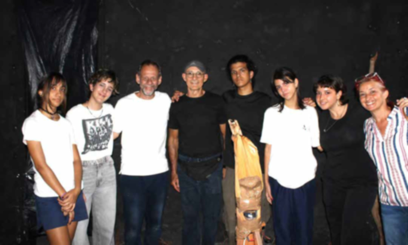 Grupo de estudiantes de performance con la profesora Irene Borges de la Academia San Alejandro, el profesor Paulo Teles y Tomas Oliva.